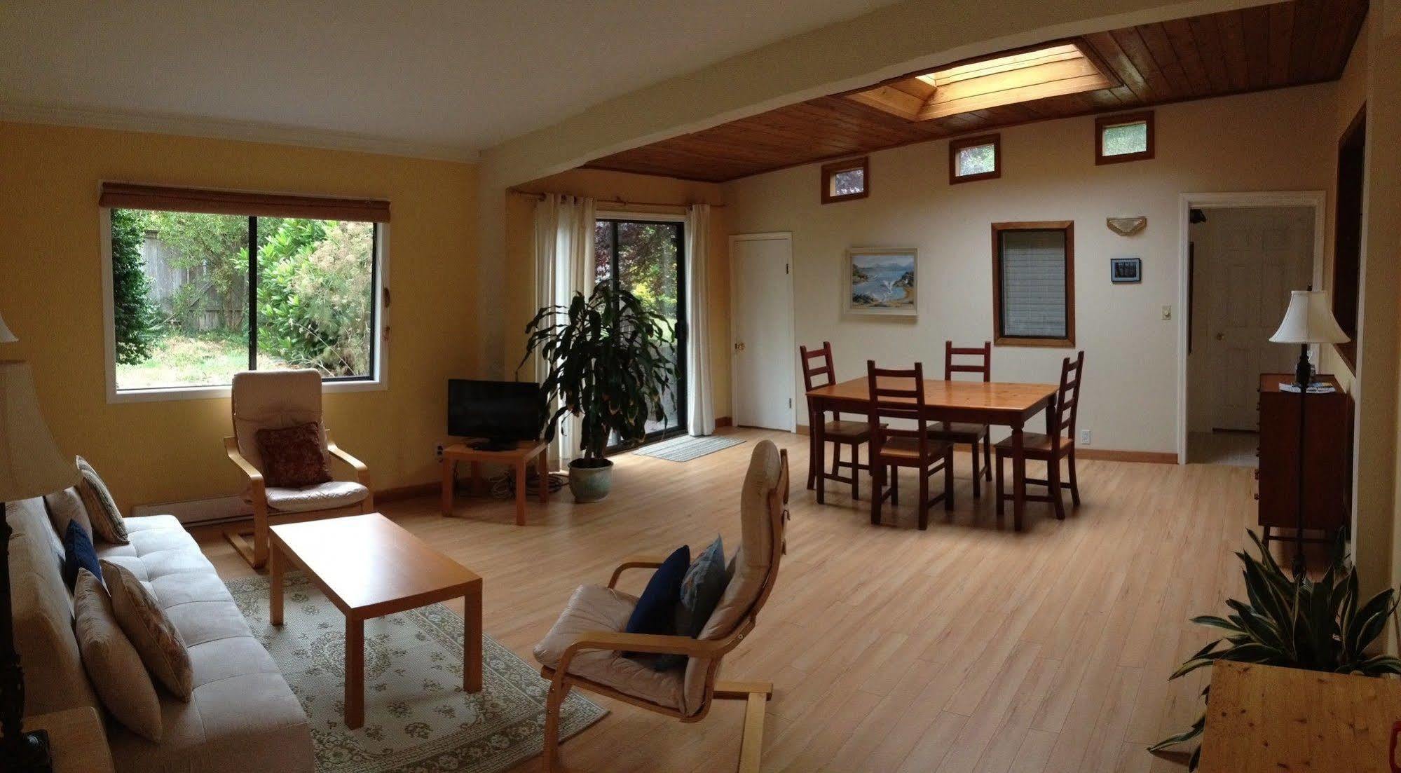 Driftwood Village Resort Sturdies Bay Exterior foto
