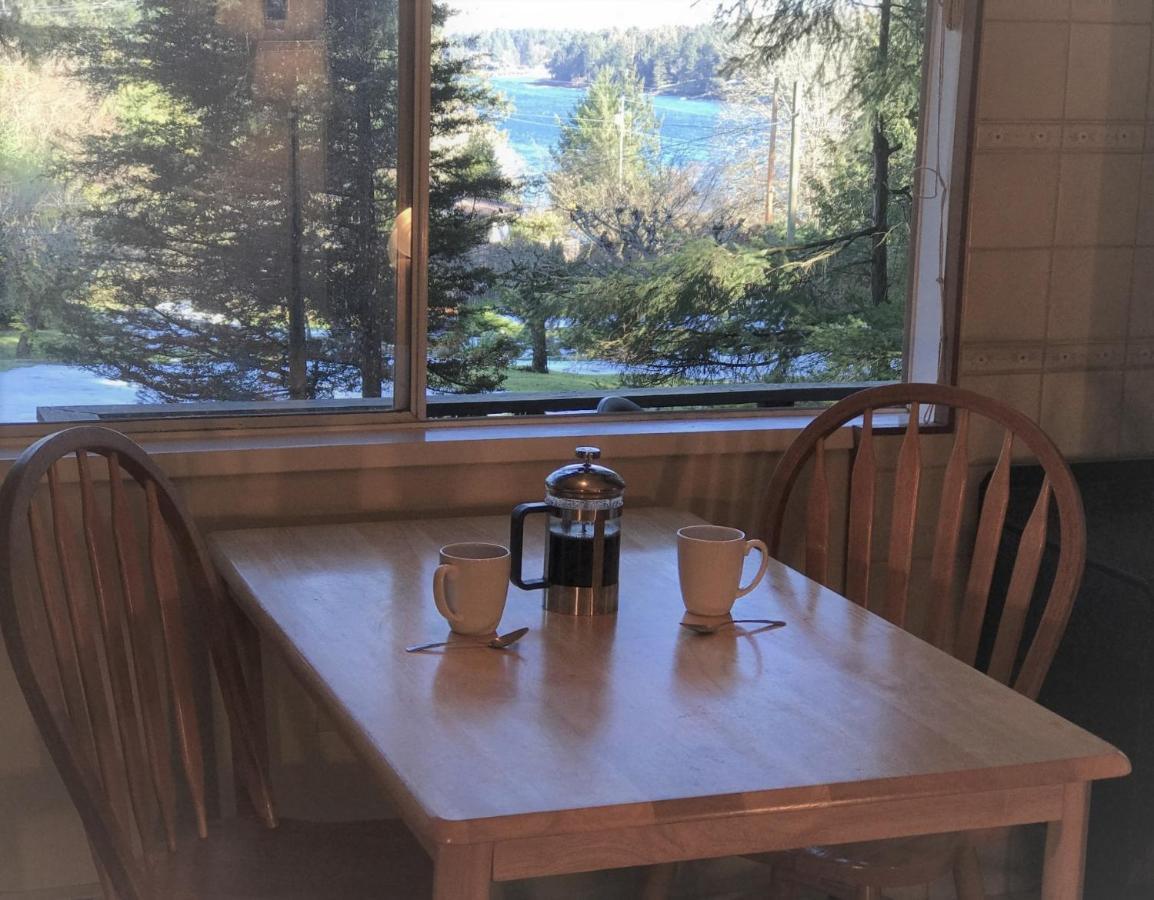 Driftwood Village Resort Sturdies Bay Exterior foto